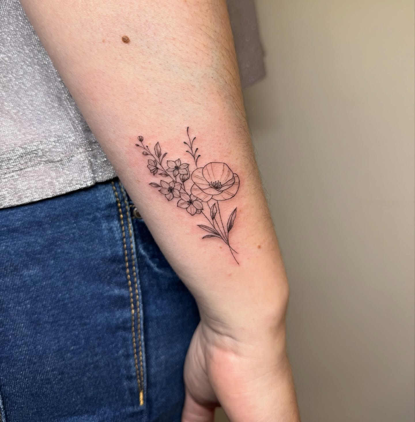 Fine-line floral bouquet by Luna Fino