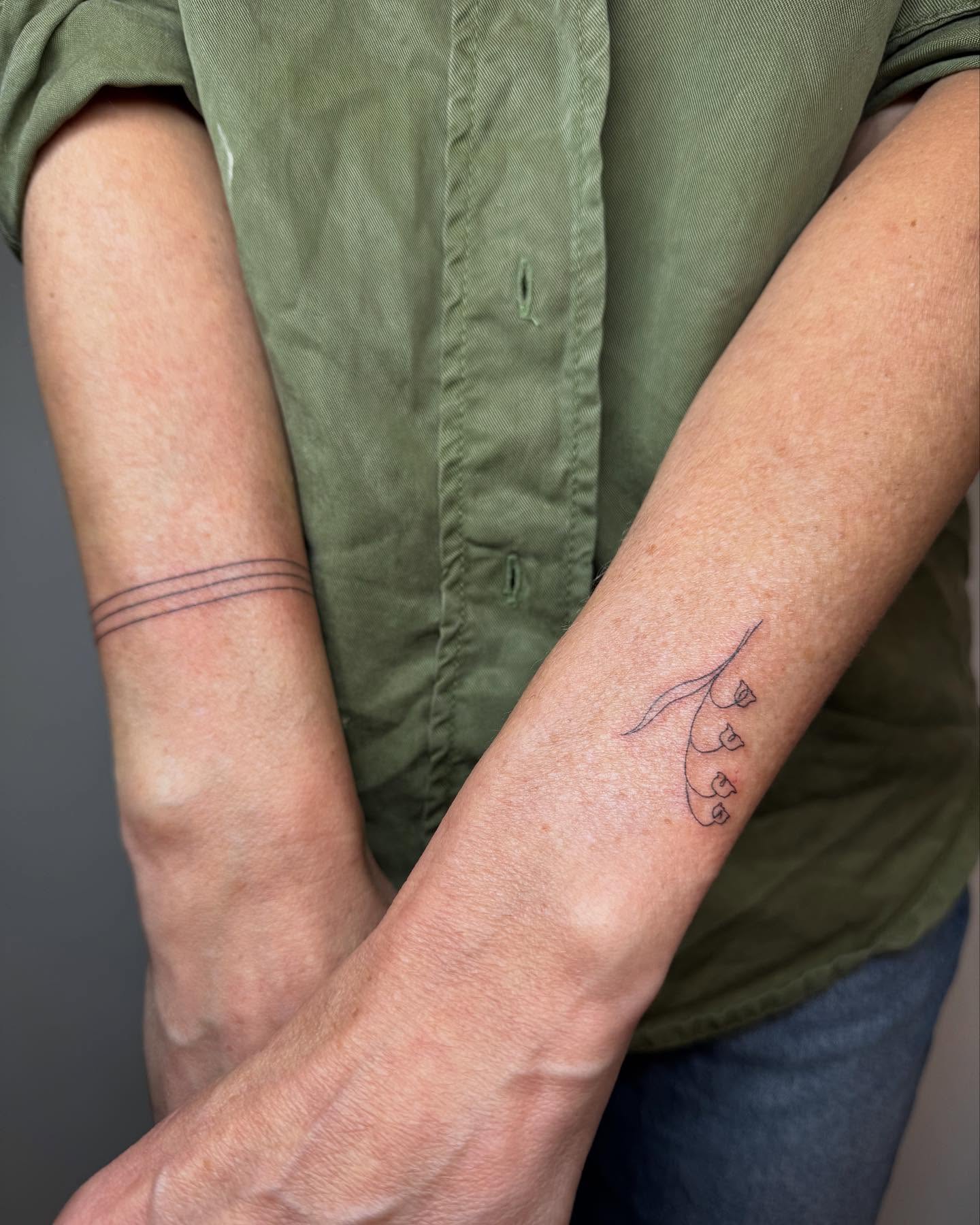 Handpoked one-line flowers by Luna Fino